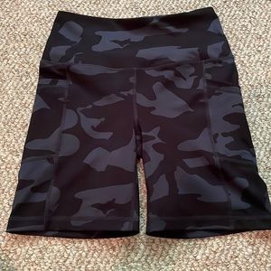 Biker shorts with side pockets